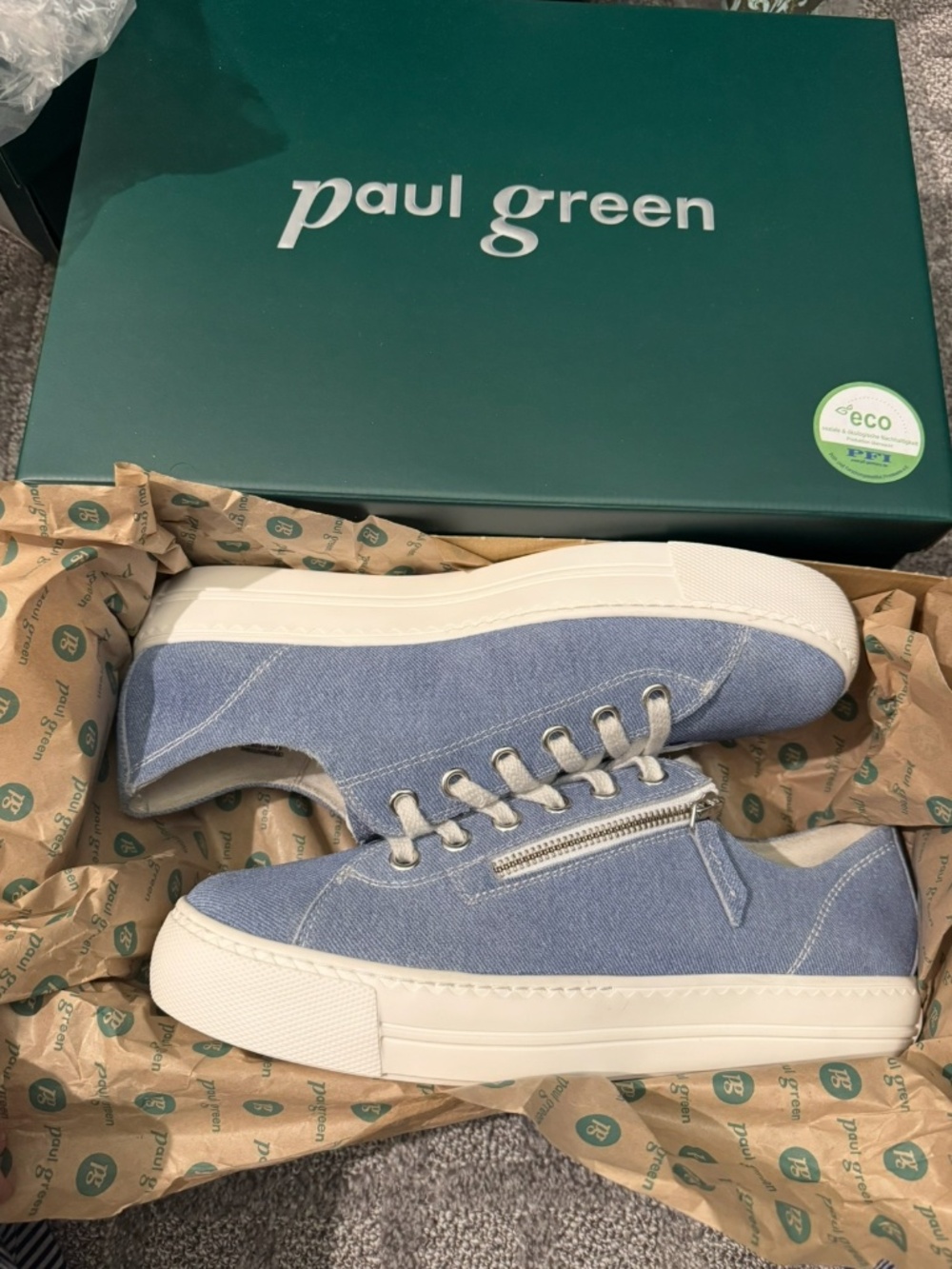 Zippered sneakers US 10.5 women’s Never worn.